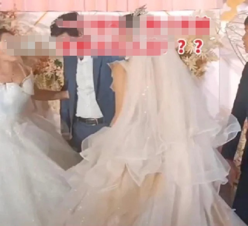 Hai cô dâu và một chú rể đã cùng xuất hiện trong đám cưới khiến cả hôn trường náo loạn. Ảnh: Sohu.