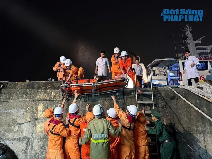 Lực lượng cứu nạn hàng hải khẩn trương hành trình trong đêm, thực hiện cứu ngư dân đang gặp nạn trên vùng biển Đà Nẵng