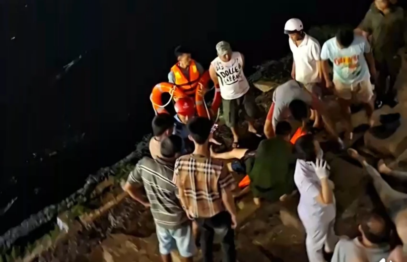 Các chiến sĩ biên phòng cùng người dân đã nhanh chóng hỗ trợ cứu 2 nạn nhân. Ảnh: PLO