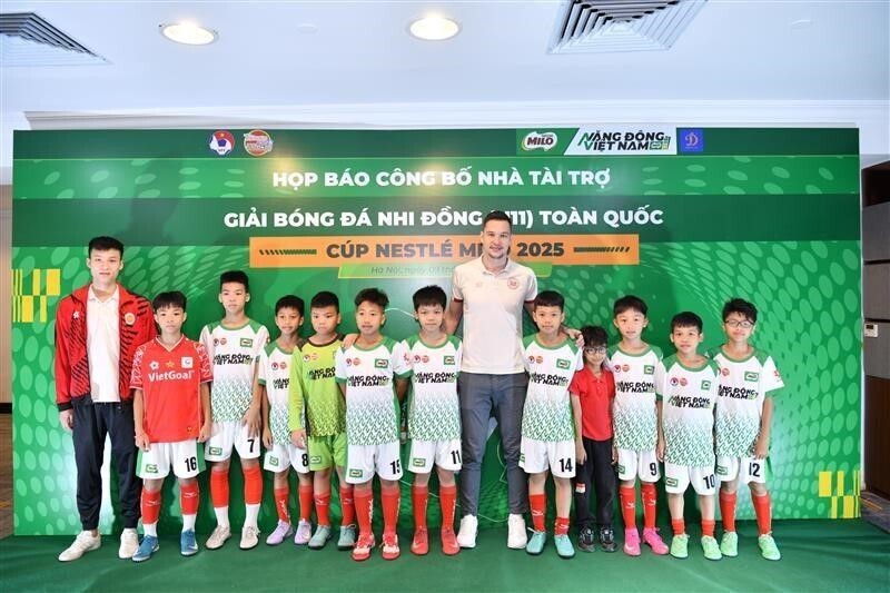 Tuyển thủ Quốc gia Filip Nguyễn và Cầu thủ Hoàng Trung Anh cùng các cầu thủ nhí tại sự kiện