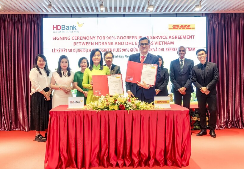Chị Trần Thu Hương- Giám đốc Khối Vận hành, đại diện HDBank và Ông Bernardo Bautista - Tổng giám đốc kiêm Giám đốc Quốc gia DHL Express Vietnam (Công ty logistic hàng đầu thế giới, trụ sở tại Đức) chính thức ký kết thoả thuận hợp tác về việc nâng hạng Go Green Plus 90% cho dịch vụ vận chuyển chứng từ quốc tế cho HDBank do DHL cung cấp