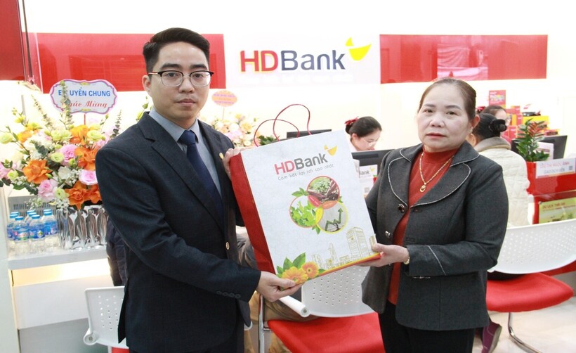 Nhiều chương trình ưu đãi, tặng quà hấp dẫn cho khách hàng tại Phòng giao dịch Quỳnh Phụ nhân dịp khai trương.
