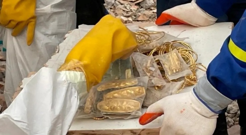 20kg vàng được tìm thấy trong đống đổ nát của tòa chung cư sau trận động đất kinh hoàng. Ảnh: Sohu.