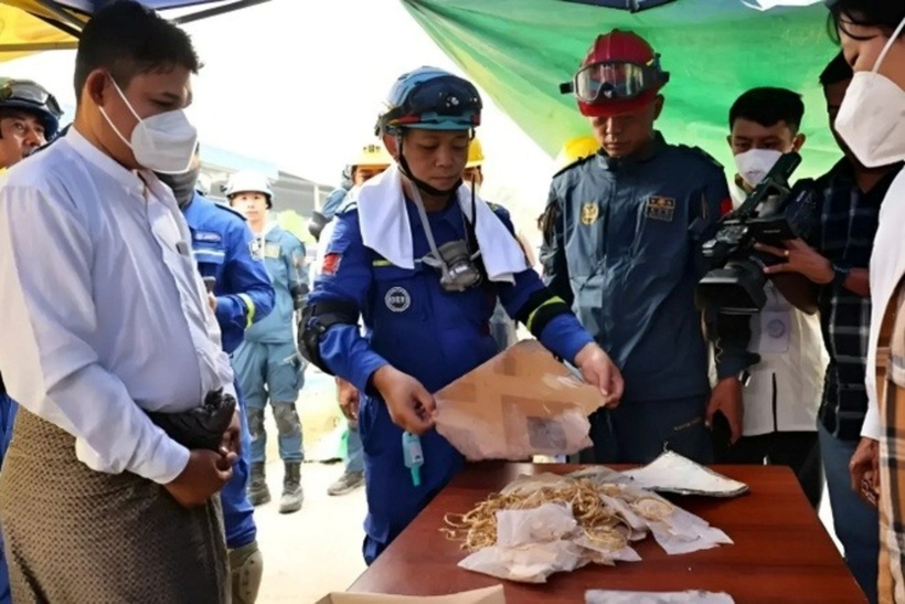 Vàng miếng, dây chuyền, lắc tay... đều được cất trong chiếc hộp sắt. Ảnh: Sohu.