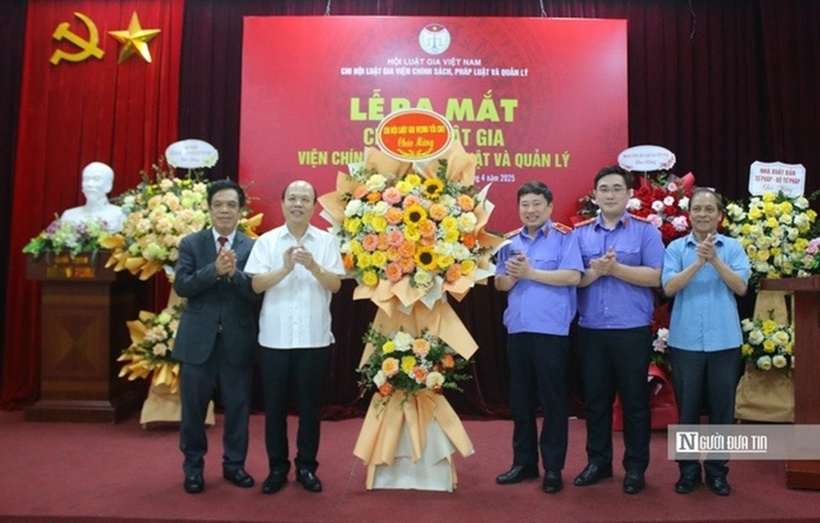 Đại diện Chi hội Luật gia VKSND Tối cao tặng hoa chúc mừng Chi hội luật gia Viện Chính sách, Pháp luật và Quản lý.