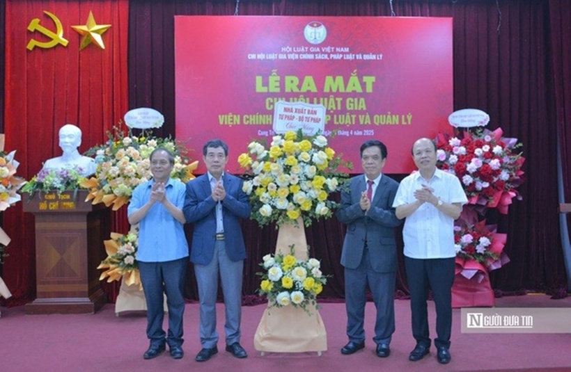 Đại diện Nhà xuất bản Tư pháp - Bộ Tư pháp tăng hoa chúc mừng Chi hội