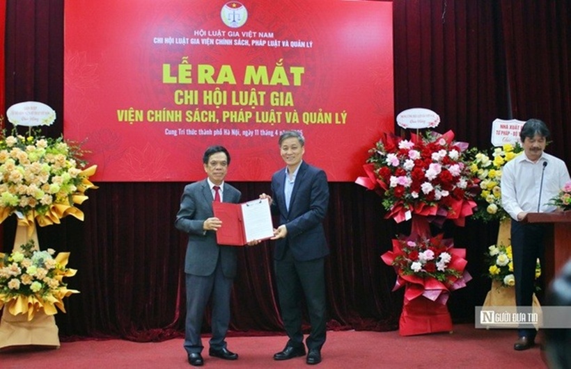 Ông Nguyễn Khánh Ngọc – Bí thư Đảng uỷ, Chủ tịch Hội Luật gia Việt Nam trao Quyết định thành lập Chi hội Luật gia Viện chính sách, Pháp luật và Quản lý cho PGS.TS Nguyễn Tất Viễn.