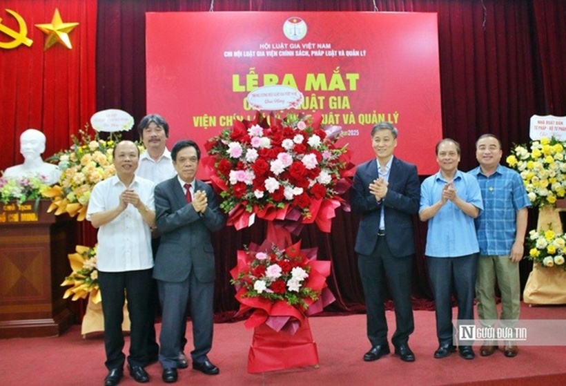 Chủ tịch Hội Luật gia Việt Nam tặng hoa chúc mừng Chi hội luật gia Viện Chính sách, Pháp luật và Quản lý.