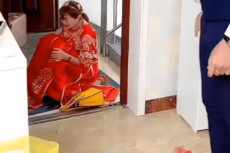 Chú rể không tiết chế được cảm xúc liền đẩy cô dâu ra ngoài cửa, ném chiếc vali của cô ra. Ảnh: 163.