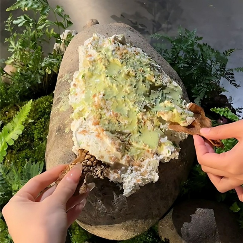 Món ăn "hoa trên phân voi" - một món tráng miệng được bày trí công phu như một tác phẩm nghệ thuật rừng xanh gây nhiều tranh cãi. Ảnh: Weibo