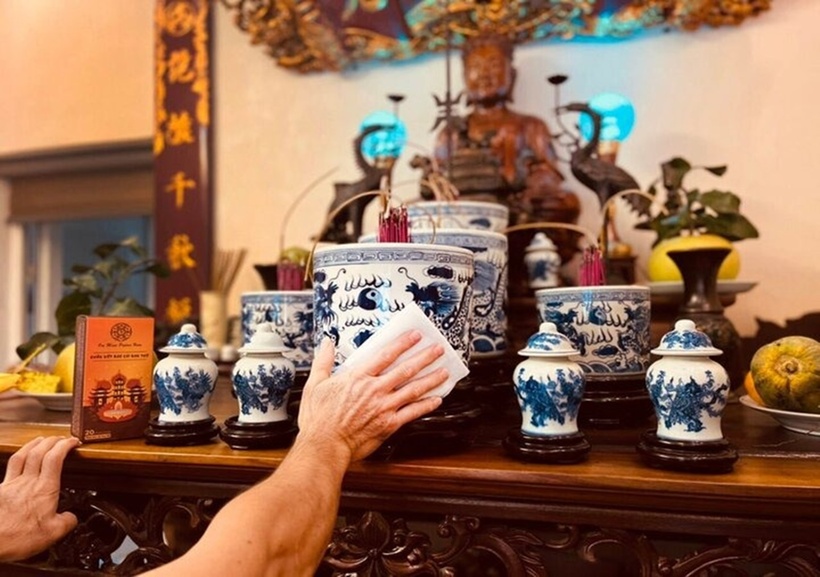Nhiều người cho rằng không nên dùng nước lã để lau bàn thờ.