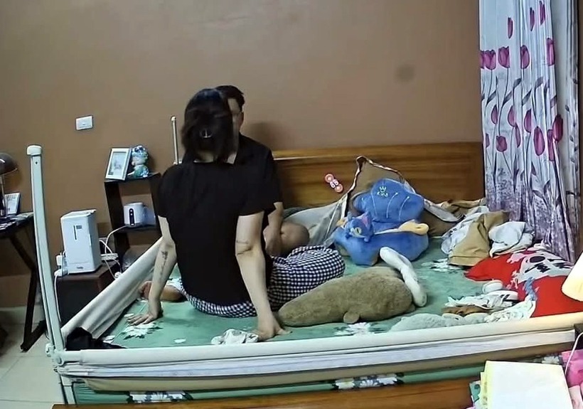 Người vợ bị chồng đánh khi mới sinh con được 5 tháng. Ảnh: VietNamNet