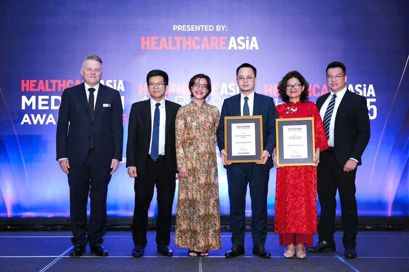 Đại diện Vinmec nhận giải thưởng ở hai hạng mục gồm “Hệ thống y tế của năm” và “Đổi mới công nghệ y tế của năm” tại lễ trao giải Healthcare Asia Awards 2025