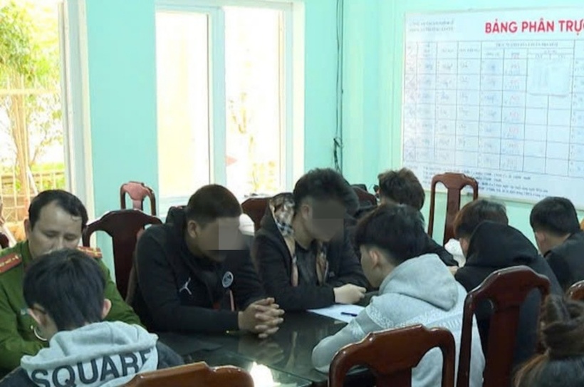 Lực lượng công an lấy lời khai của 8 đối tượng rượt đánh người gây thương tích trên đường phố quận Thuận Hoá (TP. Huế). Ảnh: VTC News.