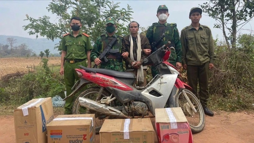 Bắt quả tang nam thanh niên khi đang vận chuyển 1,2 tạ thuốc nổ. (Ảnh: PLO)