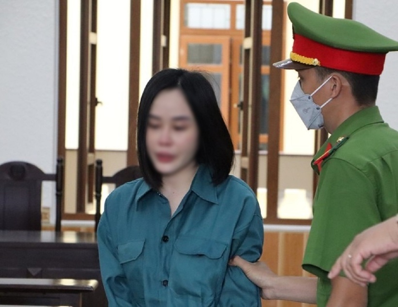 Hot girl Tina Dương bật khóc tại phiên xét xử. Ảnh: Người lao động