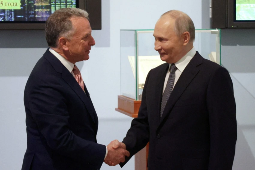 Tổng thống Nga Vladimir Putin (phải) gặp Đặc phái viên Mỹ Steve Witkoff tại TP St. Petersburg (Nga) ngày 11/4. Ảnh: SPUTNIK