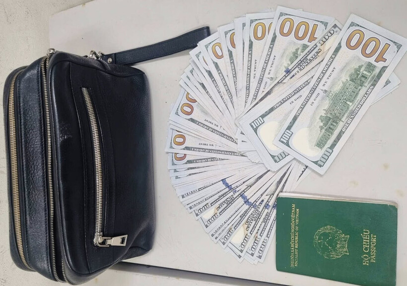 Chiếc ví chứa 8.000 USD cùng giấy tờ quan trọng của hành khách. (Ảnh: NIA)