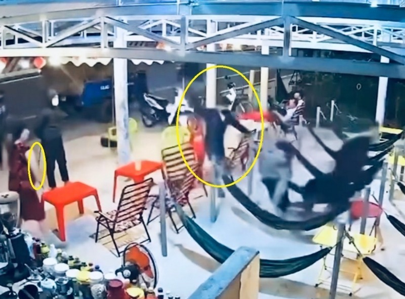 Hình ảnh nhóm thiếu niên từ 14-17 tuổi cầm hung khí vào quán đuổi chém 3 thiếu niên khác để giải quyết mâu thuẫn. Ảnh: Công an nhân dân.