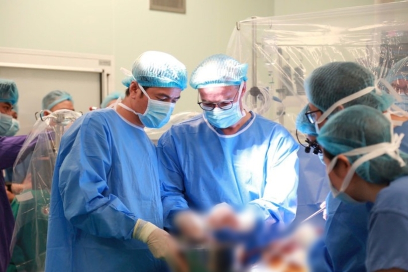 GS Jan D.Schmitto và các bác sĩ Bệnh viện 108 thực hiện ca phẫu thuật cho người bệnh. Ảnh: Đại Biểu Nhân Dân