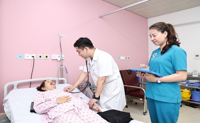 Sau 2 tuần cấy ghép, bệnh nhân đã đi lại, sinh hoạt cá nhân hoàn toàn ổn định và chuẩn bị xuất viện. (Ảnh: Bệnh viện)