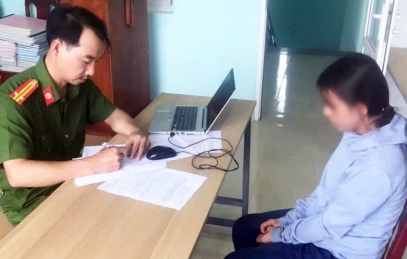Bảo mẫu L. làm việc với cơ quan chức năng. Ảnh: VOV.