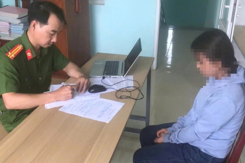 Bà N.N.U.L. tại cơ quan công an. (Ảnh: Công an tỉnh Quảng Nam)