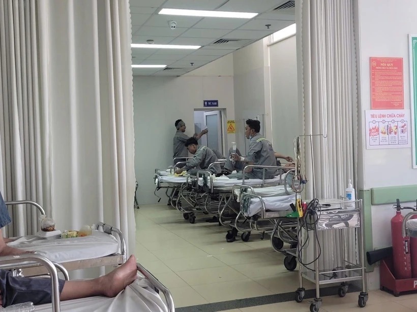 Công ty đã phối hợp đưa nhân viên, người lao động đến Bệnh viện Bà Rịa để kiểm tra, tiến hành các xét nghiệm. Ảnh: TTXVN.