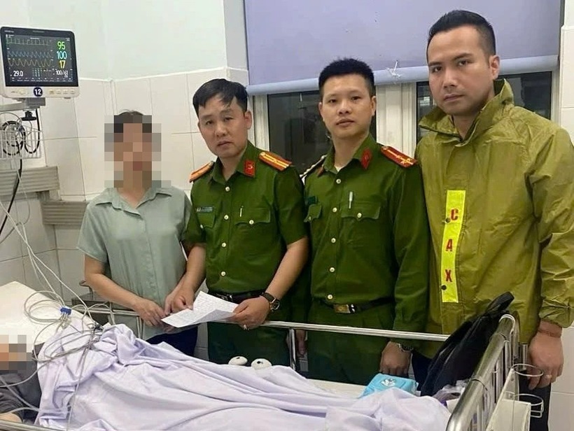 Cơ quan công an bàn giao cháu bé cho gia đình để chăm sóc. Ảnh: PLO.