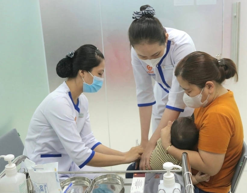 Sở Y tế Hà Nội khuyến cáo người dân chủ động đi tiêm vaccine đầy đủ, đúng lịch theo hướng dẫn của ngành Y tế. Ảnh minh họa: Hà Nội Mới