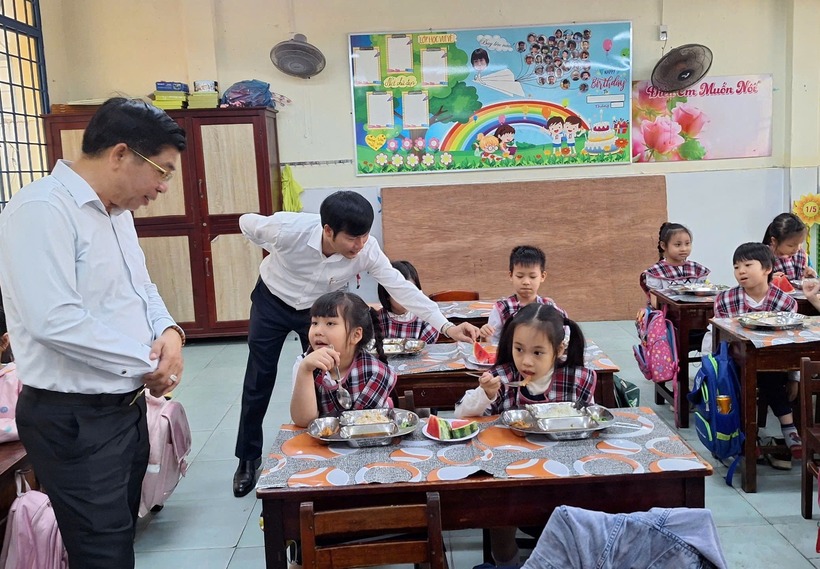 Ông Trương Thanh Dũng (bìa trái) cùng lãnh đạo Phòng Giáo dục đi kiểm tra sau khi nhận thông tin. (Ảnh: VietnamNet)