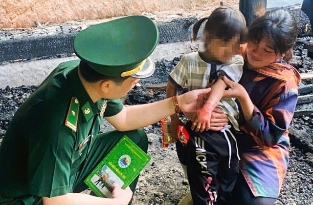 Cháu bé 4 tuổi may mắn được lực lượng chức năng cứu ra ngoài an toàn. (Dân trí)