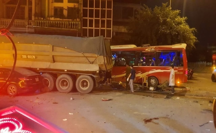 Xe đầu kéo tông xe khách. (Ảnh: Dân Việt)