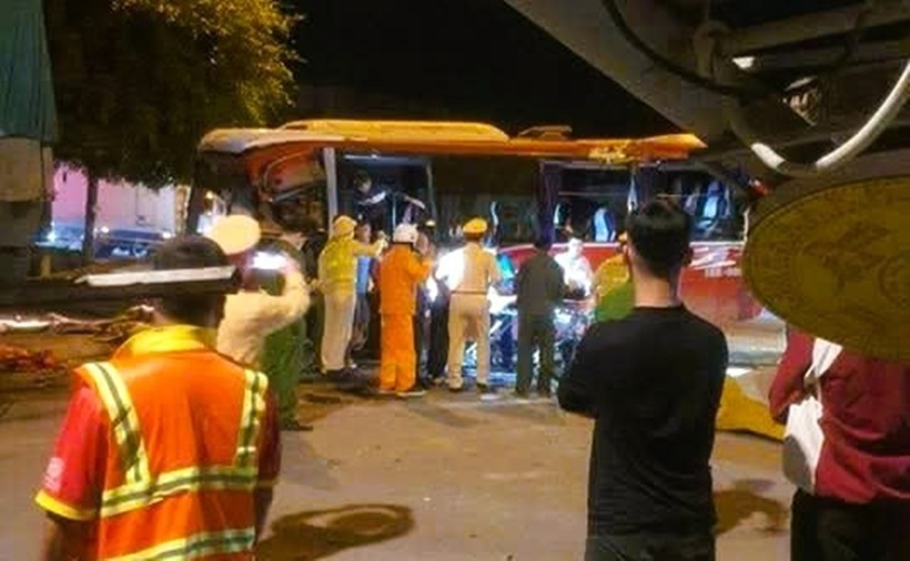Lực lượng chức năng tới hiện trường hỗ trợ cứu hộ cứu nạn. (Ảnh: Người lao động)