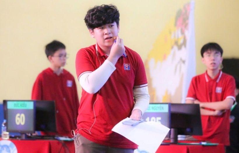 Gia Long trong một cuộc thi mô phỏng Đường lên đỉnh Olympia, sử dụng 100% tiếng Anh và vô địch khối THCS. Ảnh: VnExpress