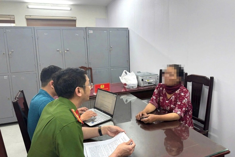 Bà H. làm việc với cơ quan công an. (Ảnh: Công an Thanh Hóa)