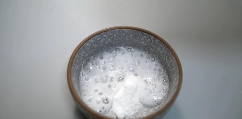 Làm sạch ấm đun nước bằng baking soda là phương pháp tiết kiệm và an toàn. Ảnh minh họa.