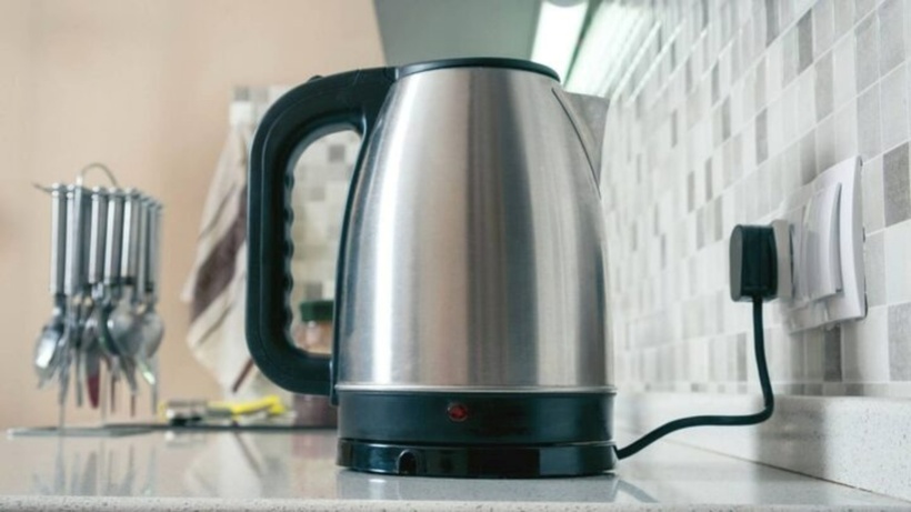 Rắc một nắm bột trắng vào ấm đun nước có nhiều tác dụng. Ảnh minh họa.