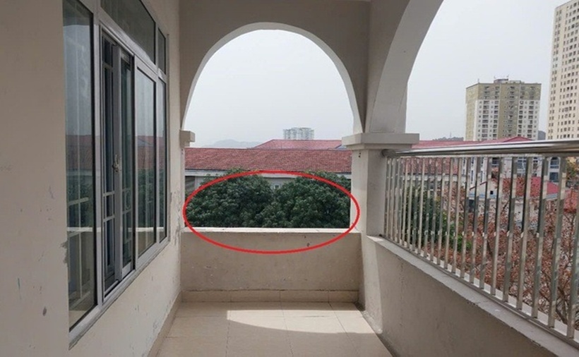 Vụ sập lan can ở tầng 4 Trường Thực hành sư phạm (Trường ĐH Vinh) khiến 3 học sinh nữ bị thương. (Ảnh: Thanh niên)