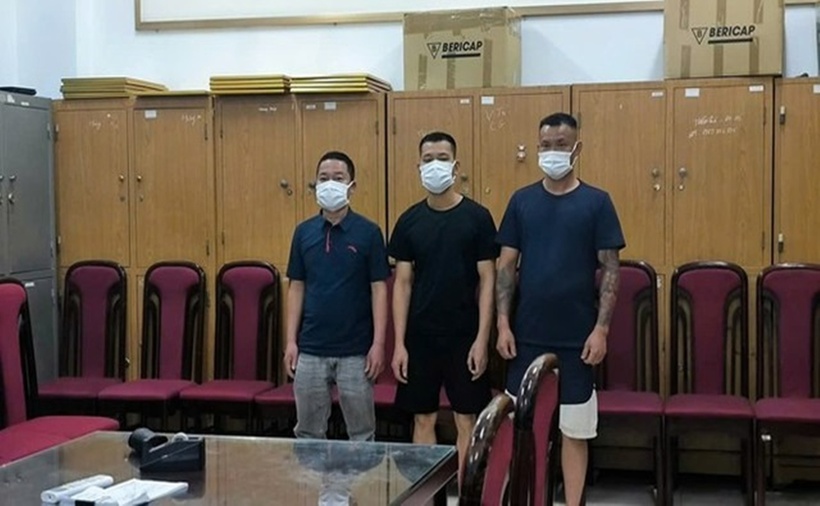 Ba đối tượng có liên quan đến nhóm "Lợn rừng" trong việc bảo kê được đưa về trụ sở cơ quan Công an để điều tra làm rõ. (Ảnh: VOV)