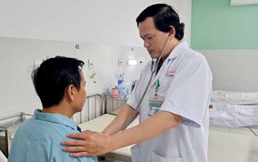 Bác sĩ thăm khám cho người bệnh. Ảnh: Sức Khỏe & Đời Sống