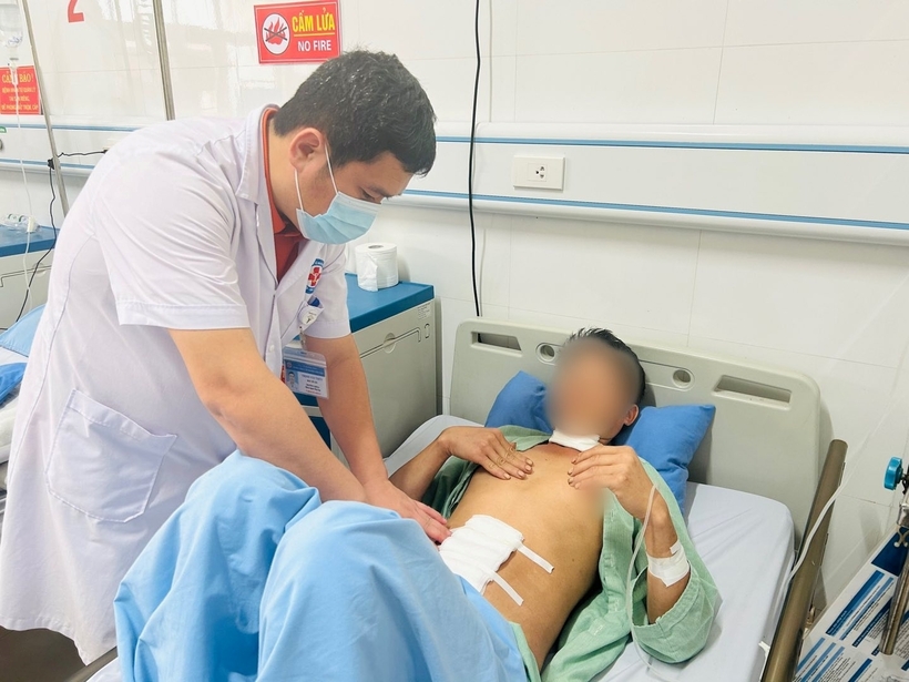 Bệnh nhân được tiếp tục theo dõi, chăm sóc tại khoa Ngoại tổng hợp. Ảnh: Sức Khỏe & Đời Sống