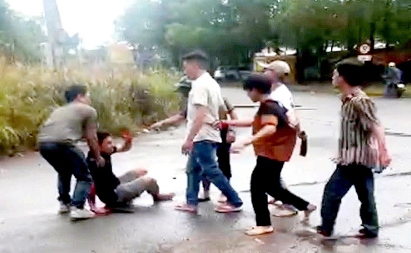 Các đối tượng dùng hung khí chém nạn nhân, thể hiện tính côn đồ, coi thường tính mạng người khác. (Ảnh: CAND)