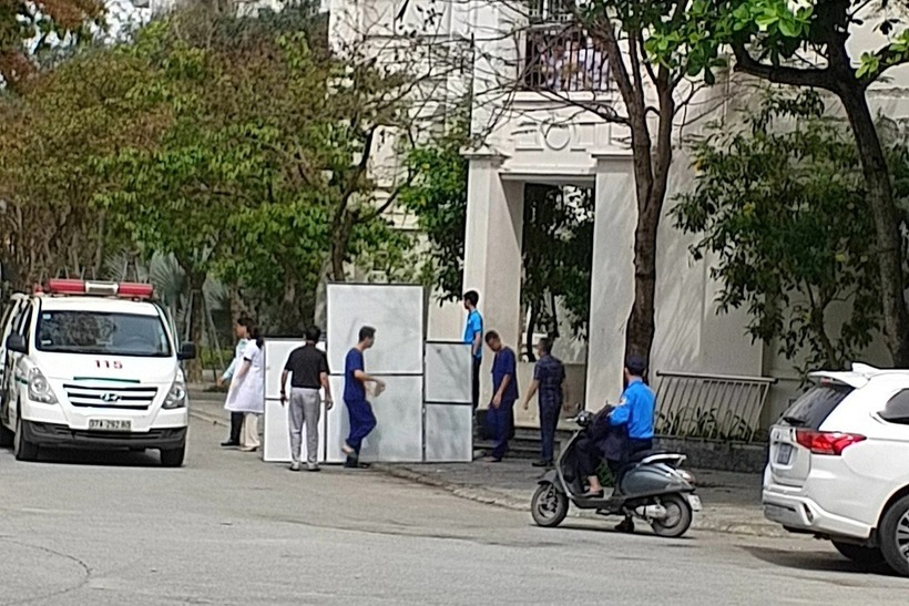Các học sinh bị thương được xe cấp cứu đến đưa đi bệnh viện. (Ảnh: Dân trí)