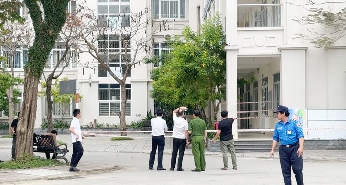 Lực lượng chức năng khám nghiệm hiện trường. (Ảnh: Tuổi trẻ)