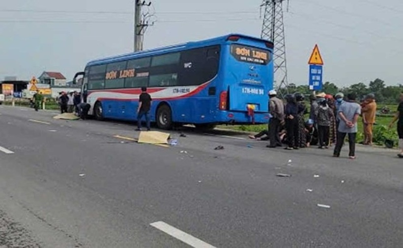 Hiện trường vụ tai nạn khiến 2 người đàn ông đi xe máy tử vong. (Ảnh: Lao động)