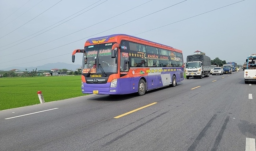 Phương tiện lưu thông chậm qua khu vực xảy ra tai nạn giao thông. (Ảnh: Báo Hà Tĩnh)