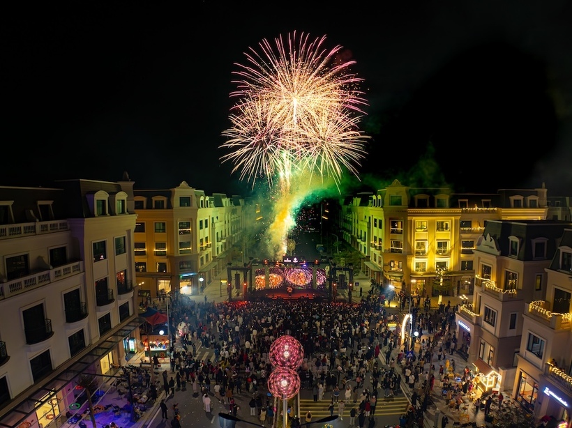 Đông đảo khách du lịch dừng chân tại Asia Vibe để tận hưởng nhịp sống sôi động của thành phố biên mậu