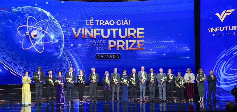 Hai Nhà sáng lập Quỹ VinFuture tặng hoa tri ân các thành viên Hội đồng Giải thưởng và Hội đồng Sơ khảo VinFuture tại Lễ trao giải VinFuture 2024.
