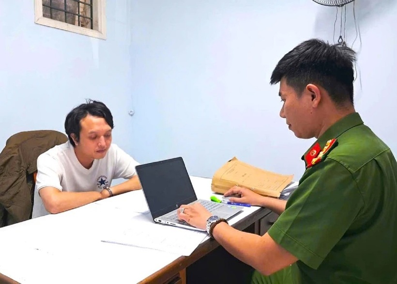 Nguyễn Như Quân bị công an bắt giữ khi đang lẩn trốn. Ảnh: PLO